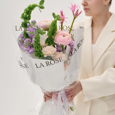 Авторский букет с ранункулюсами и молюцеллой